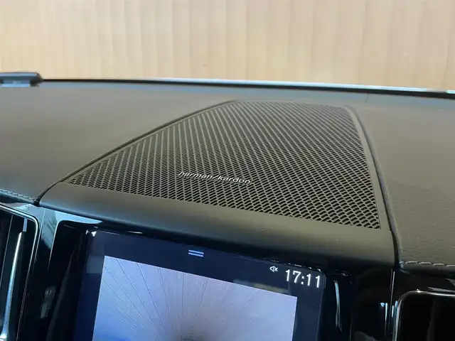 ボルボ ＸＣ６０ D4 AWD インスクリプション 愛知県 2020(令2)年 2万km ブライトシルバーM 純正ナビ /フルセグTV /360度カメラ /黒革シート /全席シートヒーター /Pシート/シートベンチレーション /パワーバックドア /harmankardon /HUD /ハンドルヒーター /ACC /LKA /BSM /LEDライト