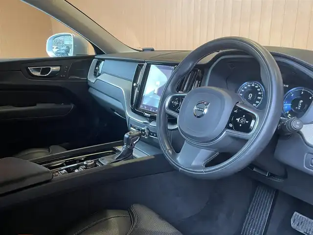 ボルボ ＸＣ６０ D4 AWD インスクリプション 愛知県 2020(令2)年 2万km ブライトシルバーM 純正ナビ /フルセグTV /360度カメラ /黒革シート /全席シートヒーター /Pシート/シートベンチレーション /パワーバックドア /harmankardon /HUD /ハンドルヒーター /ACC /LKA /BSM /LEDライト