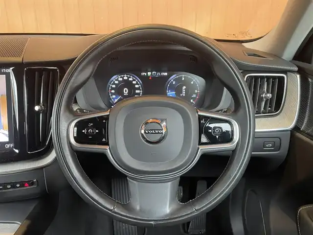ボルボ ＸＣ６０ D4 AWD インスクリプション 愛知県 2020(令2)年 2万km ブライトシルバーM 純正ナビ /フルセグTV /360度カメラ /黒革シート /全席シートヒーター /Pシート/シートベンチレーション /パワーバックドア /harmankardon /HUD /ハンドルヒーター /ACC /LKA /BSM /LEDライト