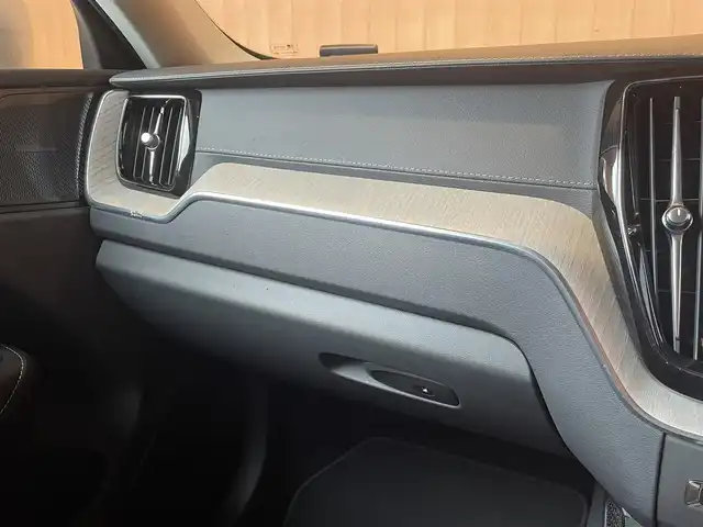 ボルボ ＸＣ６０ D4 AWD インスクリプション 愛知県 2020(令2)年 2万km ブライトシルバーM 純正ナビ /フルセグTV /360度カメラ /黒革シート /全席シートヒーター /Pシート/シートベンチレーション /パワーバックドア /harmankardon /HUD /ハンドルヒーター /ACC /LKA /BSM /LEDライト