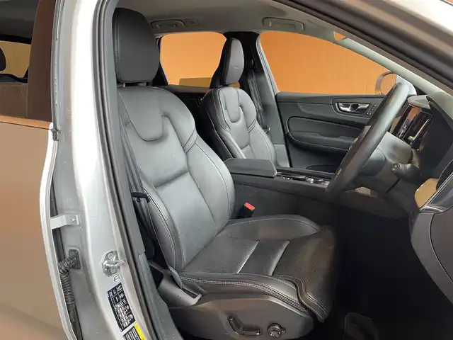 ボルボ ＸＣ６０ D4 AWD インスクリプション 愛知県 2020(令2)年 2万km ブライトシルバーM 純正ナビ /フルセグTV /360度カメラ /黒革シート /全席シートヒーター /Pシート/シートベンチレーション /パワーバックドア /harmankardon /HUD /ハンドルヒーター /ACC /LKA /BSM /LEDライト