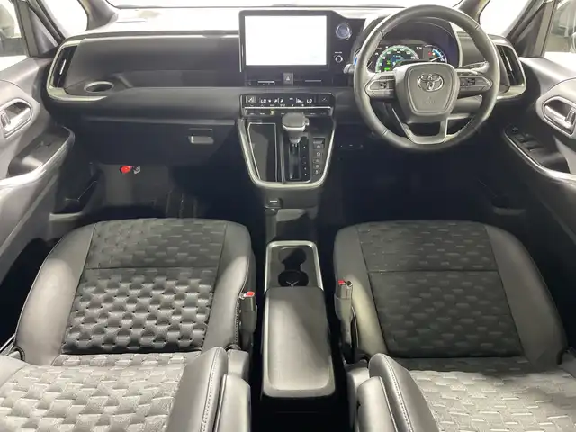 トヨタ ヴォクシー ハイブリッド S－Z 神奈川県 2023(令5)年 2万km ホワイトパールクリスタルシャイン ディスプレイオーディオプラス/コネクティッド対応10.5型ディスプレイオーディオ/車載メモリーナビ/純正後席モニター【V14T-R72R】/DVD CD　AM FM フルセグ　USB　HDMI　Applecarplay　Androidauto　Bluetooth　先読みエコドライブ　ETC2.0ユニット/ブラインドスポットモニター/両側電動スライドドア/セーフティセンス/安心降車アシスト/アドバンストドライブ/緊急時操舵支援/フロントトラフィックアラート/レーンチェンジアシスト/パーキングサポートブレーキ/プリクラッシュセーフティ/レーントレーシングアシスト/レーンディバーチャーアラート/レーダークルーズコントロール/オートマチックハイビーム/オードサインアシスト/ドライバー異常対応システム/プロアクティブドライビングアシスト/発進遅れ告知機能/パーキングサポートブレーキ/車両接近通報装置/フリーストップバックドア【イージークローザー】/革巻きステアリング【スイッチ】/合皮コンビシート/前席快適温熱シート/プッシュスタート/スマートキー/LEDヘッドランプ/純正17インチアルミホイール