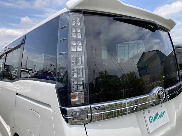 トヨタ ヴォクシー ZS 煌Ⅱ 茨城県 2017(平29)年 5.7万km ホワイトパールクリスタルシャイン 純正ナビ/【AM・FM・DISC・SD・TV・BT・VTR】/アイドリングストップ/ETC/前方ドラレコ/両側パワスラ/モデリスタエアロ/純アルミ/純フロア/横滑り/レーンキープ/LED/衝突軽減/電格ミラー/ウインカーミラー/ドアバイザー