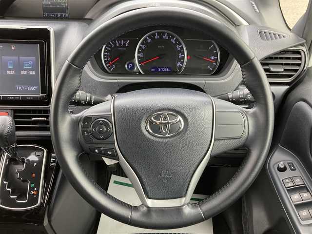トヨタ ヴォクシー ZS 煌Ⅱ 茨城県 2017(平29)年 5.7万km ホワイトパールクリスタルシャイン 純正ナビ/【AM・FM・DISC・SD・TV・BT・VTR】/アイドリングストップ/ETC/前方ドラレコ/両側パワスラ/モデリスタエアロ/純アルミ/純フロア/横滑り/レーンキープ/LED/衝突軽減/電格ミラー/ウインカーミラー/ドアバイザー