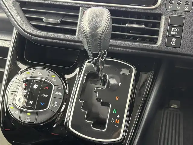 トヨタ ヴォクシー ZS 煌Ⅱ 大阪府 2017(平29)年 5.8万km ホワイトパールクリスタルシャイン モデリスタフルエアロ/トヨタセーフティセンス/・プリクラッシュセーフティ/・レーンディパーチャーアラート/・オートマチックハイビーム/・パーキングサポートブレーキ/・先行車発進お知らせ機能/純正9インチナビ/　　CD/DVD/BT/TV/バックカメラ/両側パワースライドドア/LEDヘッドライト/フロントフォグランプ/本革巻きステアリング/MTモード付AT/純正16インチアルミホイール/純正フロアマット/純正ビルトインETC