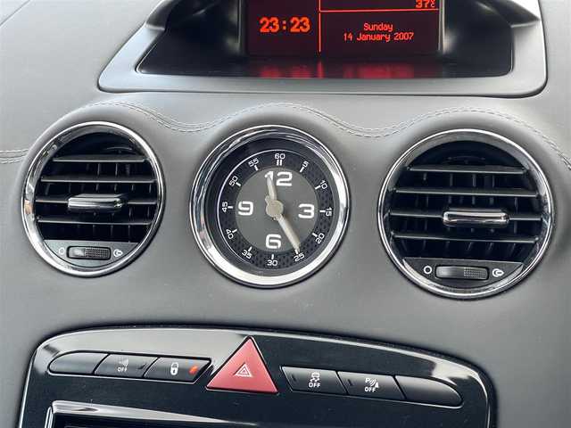 プジョー ＲＣＺ 山梨県 2016(平28)年 5.2万km BLANC NACRE 社外メモリナビ（AVIC-RZ99）/　（AM/FM/CD/DVD/フルセグ/Bluetooth）/バックカメラ/クルーズコントロール/黒革/シートヒーター/パワーシート/前後コーナーセンサー/キセノン/ETC/リモコンキー/純正18インチAW