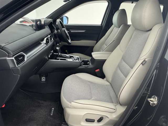 マツダ ＣＸ－８ XD グランドジャーニー 愛知県 2023(令5)年 1.8万km ジェットブラックマイカ 4WD/ディーゼルターボ/ヘッドアップディスプレイ/純正ナビ付10.25インチセンターディスプレイ/　　　・BT/フルセグ/全方位カメラ/ドライブレコーダー（前後）/ETC/本革巻ステアリングリモコン/ステアリングヒーター/ステアリングリモコン/ハーフレザーシート/パワーシート（D/N）/置くだけ充電/シートヒーター（1、2列目）/三列シート/7人乗り/パワーバックドア/ルーフレール/純正19インチアルミホイール/アダプティブLEDヘッドライト/フォグランプ/ブラインドスポットモニター/レーダークルーズコントロール/レーンキープアシスト/トラフィック＆クルーズサポート/交通標識認識機能/ドライバーアテンションアラート