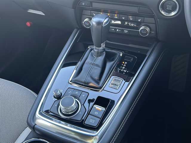 マツダ ＣＸ－８ XD グランドジャーニー 大阪府 2023(令5)年 1.8万km ジェットブラックマイカ 4WD/ディーゼルターボ/ヘッドアップディスプレイ/純正ナビ付10.25インチセンターディスプレイ/・BT/フルセグテレビ/・AM/FM/全方位カメラ/ドライブレコーダー（前後）/ETC/本革巻ステアリングリモコン/ステアリングヒーター/ステアリングリモコン/ハーフレザーシート/パワーシート（D/N）/置くだけ充電/シートヒーター（1、2列目）/三列シート/7人乗り/パワーバックドア/ルーフレール/純正19インチアルミホイール/アダプティブLEDヘッドライト/フォグランプ/ブラインドスポットモニター/レーダークルーズコントロール/レーンキープアシスト/トラフィック＆クルーズサポート/交通標識認識機能/ドライバーアテンションアラート