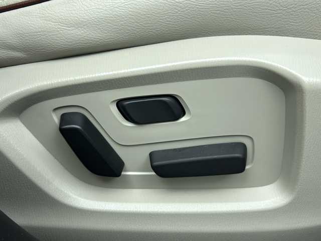 マツダ ＣＸ－８ XD グランドジャーニー 大阪府 2023(令5)年 1.8万km ジェットブラックマイカ 4WD/ディーゼルターボ/ヘッドアップディスプレイ/純正ナビ付10.25インチセンターディスプレイ/・BT/フルセグテレビ/・AM/FM/全方位カメラ/ドライブレコーダー（前後）/ETC/本革巻ステアリングリモコン/ステアリングヒーター/ステアリングリモコン/ハーフレザーシート/パワーシート（D/N）/置くだけ充電/シートヒーター（1、2列目）/三列シート/7人乗り/パワーバックドア/ルーフレール/純正19インチアルミホイール/アダプティブLEDヘッドライト/フォグランプ/ブラインドスポットモニター/レーダークルーズコントロール/レーンキープアシスト/トラフィック＆クルーズサポート/交通標識認識機能/ドライバーアテンションアラート