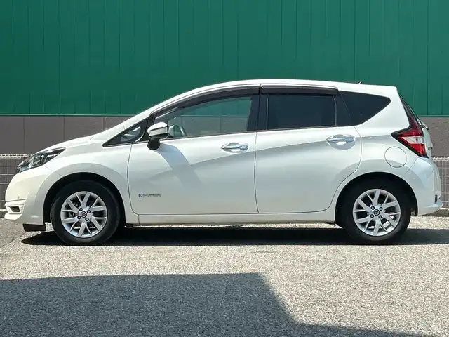 日産 ノート e－パワー X 千葉県 2018(平30)年 4.5万km ブリリアントホワイトパール 純正SDナビ（AM/FM/CD/Bluetooth）/フルセグTV/バックカメラ/前後ドライブレコーダー/インテリジェントエマージェンシーブレーキ/横滑り防止装置/車線逸脱防止支援システム/盗難警報装置/コーナーセンサー/ETC/LEDヘッドライト/純正アルミホイール/純正フロアマット