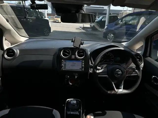 日産 ノート e－パワー X 千葉県 2018(平30)年 4.5万km ブリリアントホワイトパール 純正SDナビ（AM/FM/CD/Bluetooth）/フルセグTV/バックカメラ/前後ドライブレコーダー/インテリジェントエマージェンシーブレーキ/横滑り防止装置/車線逸脱防止支援システム/盗難警報装置/コーナーセンサー/ETC/LEDヘッドライト/純正アルミホイール/純正フロアマット