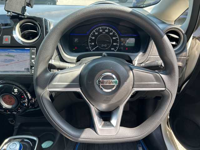 日産 ノート e－パワー X 千葉県 2018(平30)年 4.5万km ブリリアントホワイトパール 純正SDナビ（AM/FM/CD/Bluetooth）/フルセグTV/バックカメラ/前後ドライブレコーダー/インテリジェントエマージェンシーブレーキ/横滑り防止装置/車線逸脱防止支援システム/盗難警報装置/コーナーセンサー/ETC/LEDヘッドライト/純正アルミホイール/純正フロアマット