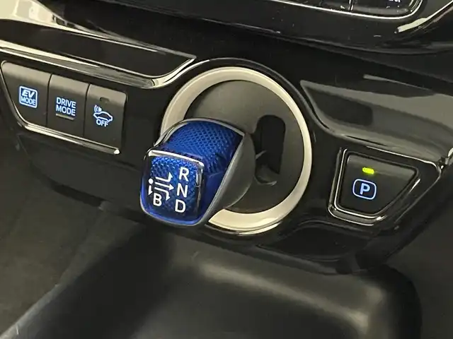 トヨタ プリウス Sセーフティプラス 愛知県 2017(平29)年 8.3万km ホワイトパールクリスタルシャイン 純正ナビ　ＨＵＤ　バックカメラ　禁煙　アドバンストパーク　ＥＴＣ　フルセグＴＶ　Ｂｌｕｅｔｏｏｔｈ　ドラレコ　レーダー探知機　セーフティセンス　衝突軽減　追従クルコン　ＬＥＤオートライト　レーンキープ