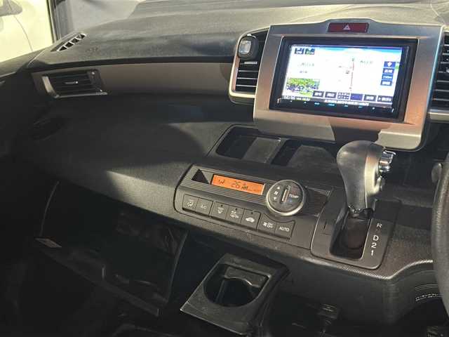 ホンダ フリード スパイク G ジャストセレクション 道央・札幌 2012(平24)年 9.1万km ポリッシュドメタルメタリック 社外ナビ（AM/FM/CD/DVD/BT/TVフルセグ）/ETC/片側電動パワースライドドア（助手席側）/片側イージークローザードア（運転席側）/横滑り防止装置/ECONモード/オートエアコン/リアデフォッガースイッチ/電動格納ミラー/純正フロアマット/ドアバイザー/積み込み冬タイヤ（純正ホイールカバー）/ISOFIX/社外エンジンスターター