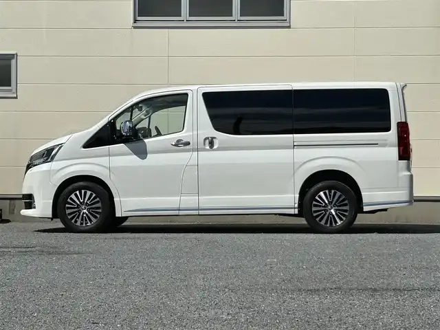 トヨタ グランエース プレミアム 茨城県 2024(令6)年 1万km ホワイトパールクリスタルシャイン 純正ナビ/フルセグTV/Bluetooth接続/全方位カメラ/両側パワースライド/後部座席モニター/シートヒーター/レーダークルーズコントロール/デジタルインナーミラー/ＵＳＢ入力端/３列シート/LEDヘッドライト/ビルトインETC/ベージュ本革シート/純正１７インチアルミホイール