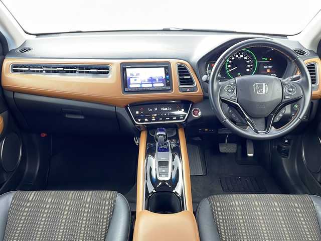 ホンダ ヴェゼル ハイブリッド Z ホンダセンシング 愛知県 2016(平28)年 7.3万km ホワイトオーキッドパール /禁煙車//純正ナビ【VXM-164VFi】//バックカメラ//ETC・ドライブレコーダー//フルセグTV・Bluetooth・CD・DVD//純正17インチアルミホイール(スポーツタイプ)//ルーフレール//Honda SENSING//衝突軽減ブレーキ(CMBS)//アダプティブクルーズコントロール(ACC)//車線維持支援システム(LKAS)//路外逸脱抑制//誤発進抑制//先行車発進お知らせ//標識認識//歩行者事故低減ステアリング//本革&ファブリックコンビシート(フロント)//プライムスムース&ファブリックコンビシート(リヤ)//運転席&助手席シートヒーター//LEDヘッドライト//オートライト//フロントフォグランプ//電動格納ミラーウィンカー//プッシュスタート//ECONモード//電子パーキングブレーキ//ブレーキホールド//SPORTモード//パドルシフト//スペアキー1本
