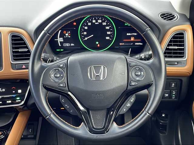 ホンダ ヴェゼル ハイブリッド Z ホンダセンシング 愛知県 2016(平28)年 7.3万km ホワイトオーキッドパール /禁煙車//純正ナビ【VXM-164VFi】//バックカメラ//ETC・ドライブレコーダー//フルセグTV・Bluetooth・CD・DVD//純正17インチアルミホイール(スポーツタイプ)//ルーフレール//Honda SENSING//衝突軽減ブレーキ(CMBS)//アダプティブクルーズコントロール(ACC)//車線維持支援システム(LKAS)//路外逸脱抑制//誤発進抑制//先行車発進お知らせ//標識認識//歩行者事故低減ステアリング//本革&ファブリックコンビシート(フロント)//プライムスムース&ファブリックコンビシート(リヤ)//運転席&助手席シートヒーター//LEDヘッドライト//オートライト//フロントフォグランプ//電動格納ミラーウィンカー//プッシュスタート//ECONモード//電子パーキングブレーキ//ブレーキホールド//SPORTモード//パドルシフト//スペアキー1本