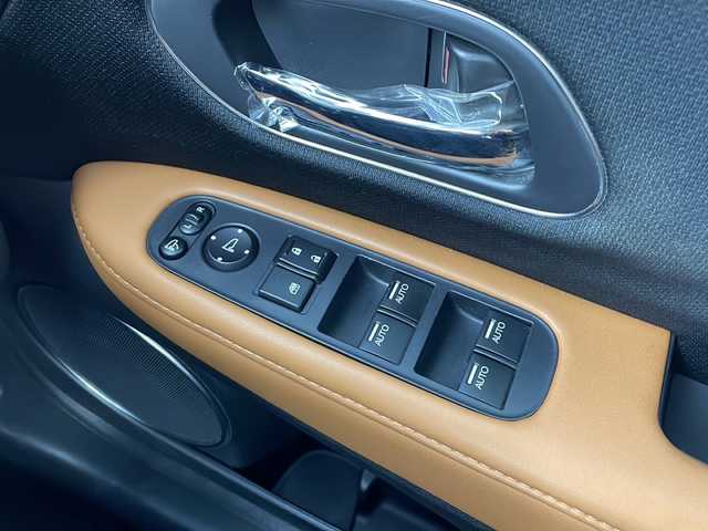 ホンダ ヴェゼル ハイブリッド Z ホンダセンシング 愛知県 2016(平28)年 7.3万km ホワイトオーキッドパール /禁煙車//純正ナビ【VXM-164VFi】//バックカメラ//ETC・ドライブレコーダー//フルセグTV・Bluetooth・CD・DVD//純正17インチアルミホイール(スポーツタイプ)//ルーフレール//Honda SENSING//衝突軽減ブレーキ(CMBS)//アダプティブクルーズコントロール(ACC)//車線維持支援システム(LKAS)//路外逸脱抑制//誤発進抑制//先行車発進お知らせ//標識認識//歩行者事故低減ステアリング//本革&ファブリックコンビシート(フロント)//プライムスムース&ファブリックコンビシート(リヤ)//運転席&助手席シートヒーター//LEDヘッドライト//オートライト//フロントフォグランプ//電動格納ミラーウィンカー//プッシュスタート//ECONモード//電子パーキングブレーキ//ブレーキホールド//SPORTモード//パドルシフト//スペアキー1本