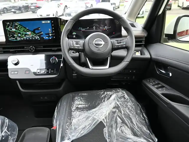 日産 セレナ e－パワー ハイウェイスター V 千葉県 2025(令7)年 0.1千km プリズムホワイト e-POWER　ハイウエイスターV　ヘッドランプ オートレベライザー+アダプティブLEDヘッドライトシステム+インテリジェント アラウンドビューモニター（移動物 検知機能付）+インテリジェント ルームミラー+アドバンスドドライブアシストディスプレイ（12.3インチカラーディスプレイ）+統合型インターフェースディスプレイ+ワイヤレス充電器+6スピーカー+NissanConnectナビゲーションシステム（地デジ内蔵）+車載通信ユニット（TCU［Telematics Control Unit］）+ETC2.0ユニット（ビルトインタイプ）+ドライブレコーダー（前後セット）+プロパイロット（ナビリンク機能付）+プロパイロット緊急停止支援システム（SOSコール機能付）+SOSコール（488/400円）/エマージェンシーブレーキ/プロパイロット/インテリジェントクルーズコントロール/インテリジェントルームミラー/ハンズフリー両側パワースライドドア/ワイヤレス充電/純正コネクトナビ/地デジTV/【Bluetooth接続】/アラウンドビューモニター/ドライブレコーダー/革巻きステアリング/ステアリングスイッチ/ETC（2.0）/LEDヘッドライト/フォグライト/ウインカーミラー/インテリジェントキー