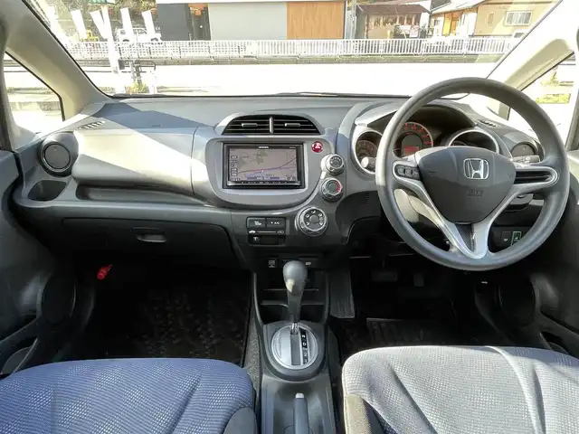 ホンダ フィット G 岐阜県 2011(平23)年 5.6万km アラバスターシルバーメタリック ワンオーナー/4WD/社外ナビ/【CD.AM/FM】/バックカメラ/ETC/盗難防止装置システム/リモコンキー/ABS/ハロゲンヘッドライト/ウィンカーミラー/ドアバイザー/積込スタッドレスタイヤ/保証書/取扱説明書