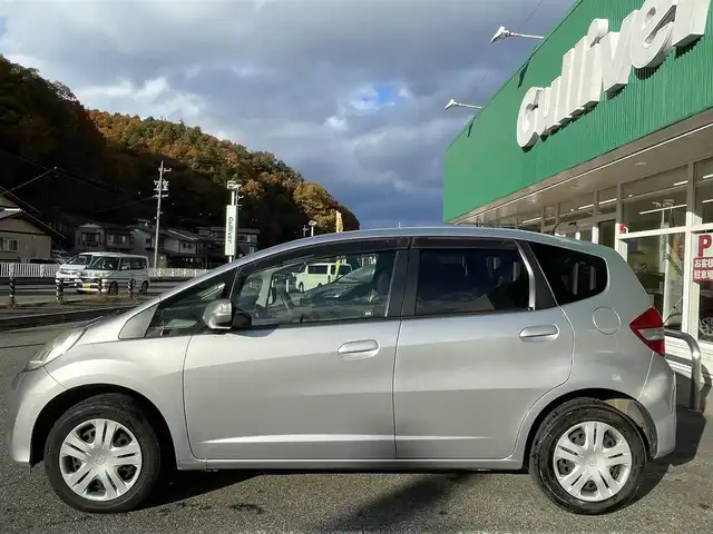 ホンダ フィット G 岐阜県 2011(平23)年 5.6万km アラバスターシルバーメタリック ワンオーナー/4WD/社外ナビ/【CD.AM/FM】/バックカメラ/ETC/盗難防止装置システム/リモコンキー/ABS/ハロゲンヘッドライト/ウィンカーミラー/ドアバイザー/積込スタッドレスタイヤ/保証書/取扱説明書