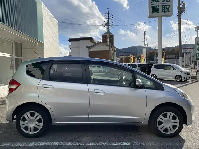 ホンダ フィット G 岐阜県 2011(平23)年 5.6万km アラバスターシルバーメタリック ワンオーナー/4WD/社外ナビ/【CD.AM/FM】/バックカメラ/ETC/盗難防止装置システム/リモコンキー/ABS/ハロゲンヘッドライト/ウィンカーミラー/ドアバイザー/積込スタッドレスタイヤ/保証書/取扱説明書