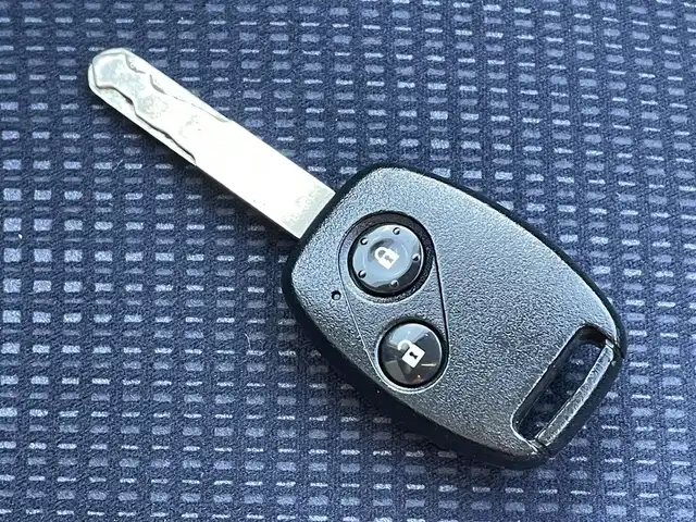 ホンダ フィット G 岐阜県 2011(平23)年 5.6万km アラバスターシルバーメタリック ワンオーナー/4WD/社外ナビ/【CD.AM/FM】/バックカメラ/ETC/盗難防止装置システム/リモコンキー/ABS/ハロゲンヘッドライト/ウィンカーミラー/ドアバイザー/積込スタッドレスタイヤ/保証書/取扱説明書