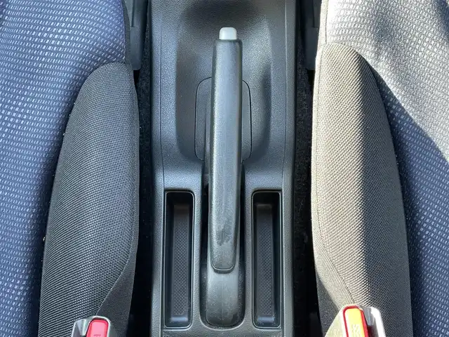 ホンダ フィット G 岐阜県 2011(平23)年 5.6万km アラバスターシルバーメタリック ワンオーナー/4WD/社外ナビ/【CD.AM/FM】/バックカメラ/ETC/盗難防止装置システム/リモコンキー/ABS/ハロゲンヘッドライト/ウィンカーミラー/ドアバイザー/積込スタッドレスタイヤ/保証書/取扱説明書