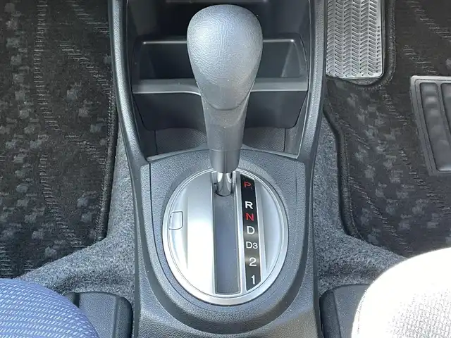 ホンダ フィット G 岐阜県 2011(平23)年 5.6万km アラバスターシルバーメタリック ワンオーナー/4WD/社外ナビ/【CD.AM/FM】/バックカメラ/ETC/盗難防止装置システム/リモコンキー/ABS/ハロゲンヘッドライト/ウィンカーミラー/ドアバイザー/積込スタッドレスタイヤ/保証書/取扱説明書