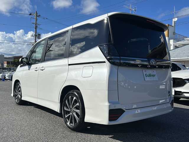 トヨタ ヴォクシー ハイブリッド S－Z 沖縄県 2023(令5)年 0.8万km ホワイトパールクリスタルシャイン 純正ナビ　/（ＡＭ／ＦＭ／ＣＤ／ＤＶＤ／ＢＴ）　/フルセグTV　/バックモニター　/両側パワスラ　/ドラレコ　/コーナーセンサー　/クルーズコントロール　/シートヒーター　/ハーフレザー　/純正フロアマット/スマートキー/レーンキープアシスト/オートライト/ETC/衝突軽減システム/LEDヘッドライト