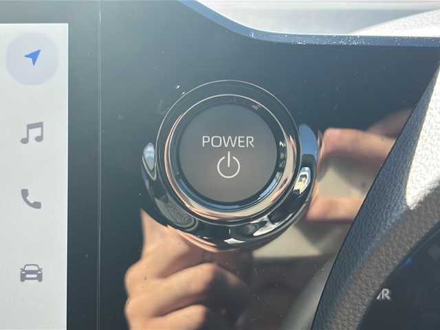 トヨタ ヴォクシー ハイブリッド S－Z 沖縄県 2023(令5)年 0.8万km ホワイトパールクリスタルシャイン 純正ナビ　/（ＡＭ／ＦＭ／ＣＤ／ＤＶＤ／ＢＴ）　/フルセグTV　/バックモニター　/両側パワスラ　/ドラレコ　/コーナーセンサー　/クルーズコントロール　/シートヒーター　/ハーフレザー　/純正フロアマット/スマートキー/レーンキープアシスト/オートライト/ETC/衝突軽減システム/LEDヘッドライト