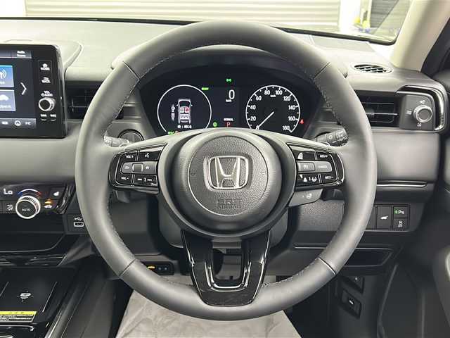 ホンダ ヴェゼル ハイブリッド e:HEV Z 三重県 2025(令7)年 0.1万km未満 クリスタルブラックパール 登録済未使用車/Honda CONNECTディスプレー＋ETC2.0車載器/・フルセグ・Bluetooth・USB・AppleCarPlay・AndroidAuto/バックカメラ/パワーバックドア/ステアリングヒーター/前席シートヒーター/ステアリングヒーター/電動パーキング/パドルシフト/HondaSENSING/・衝突軽減ブレーキ/・誤発進抑制機能/・後方誤発進抑制機能/・渋滞追従機能付アダプティブクルーズコントロール/・車線維持支援システム/・先行車発進お知らせ機能/・オートハイビーム/・パーキングセンサーシステム