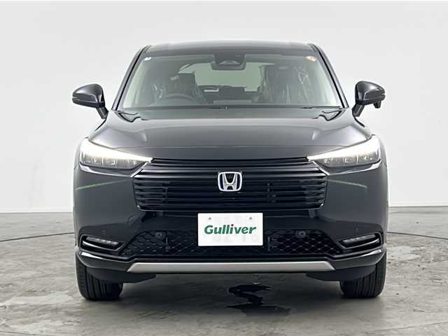 ホンダ ヴェゼル ハイブリッド e:HEV Z 三重県 2025(令7)年 0.1万km未満 クリスタルブラックパール 登録済未使用車/Honda CONNECTディスプレー＋ETC2.0車載器/・フルセグ・Bluetooth・USB・AppleCarPlay・AndroidAuto/バックカメラ/パワーバックドア/ステアリングヒーター/前席シートヒーター/ステアリングヒーター/電動パーキング/パドルシフト/HondaSENSING/・衝突軽減ブレーキ/・誤発進抑制機能/・後方誤発進抑制機能/・渋滞追従機能付アダプティブクルーズコントロール/・車線維持支援システム/・先行車発進お知らせ機能/・オートハイビーム/・パーキングセンサーシステム