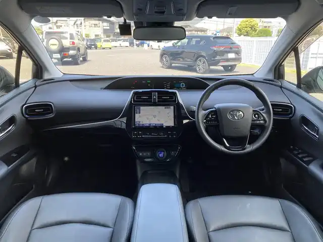 トヨタ プリウス Sツーリングセレクション 千葉県 2019(令1)年 2.7万km ホワイトパールクリスタルシャイン 純正9インチナビ/(フルセグTV/CD/DVD/BT/FM/AM)/パノラミックビューモニター/衝突被害軽減システム/車線逸脱警報/クルーズコントロール/レザーシート/横滑り防止装置/ビルトインETC/ドライブレコーダー/LEDヘッドライト/フォグランプ/オートライト/ウィンカーミラー/電動格納ミラー/純正17インチAW/シートヒーター/シートリフター/プッシュスタート/スマートキー/フロアマット/ドアバイザー/スペアキー/取扱説明書/保証書