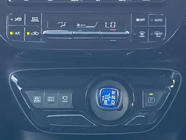 トヨタ プリウス Sツーリングセレクション 千葉県 2019(令1)年 2.7万km ホワイトパールクリスタルシャイン 純正9インチナビ/(フルセグTV/CD/DVD/BT/FM/AM)/パノラミックビューモニター/衝突被害軽減システム/車線逸脱警報/クルーズコントロール/レザーシート/横滑り防止装置/ビルトインETC/ドライブレコーダー/LEDヘッドライト/フォグランプ/オートライト/ウィンカーミラー/電動格納ミラー/純正17インチAW/シートヒーター/シートリフター/プッシュスタート/スマートキー/フロアマット/ドアバイザー/スペアキー/取扱説明書/保証書