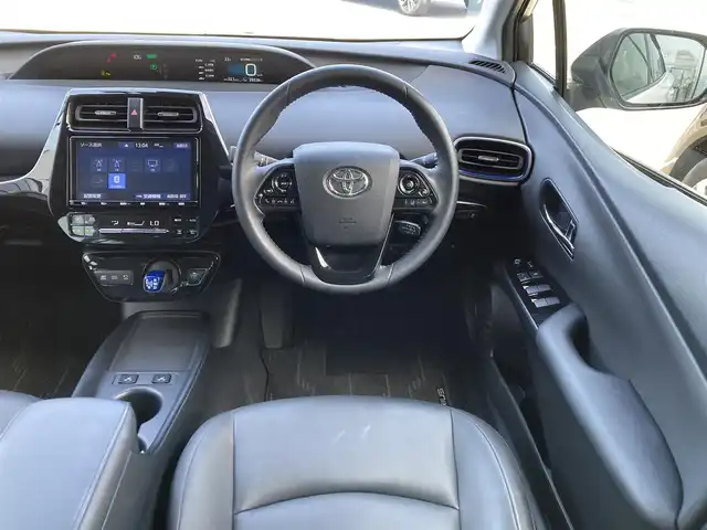 トヨタ プリウス Sツーリングセレクション 千葉県 2019(令1)年 2.7万km ホワイトパールクリスタルシャイン 純正9インチナビ/(フルセグTV/CD/DVD/BT/FM/AM)/パノラミックビューモニター/衝突被害軽減システム/車線逸脱警報/クルーズコントロール/レザーシート/横滑り防止装置/ビルトインETC/ドライブレコーダー/LEDヘッドライト/フォグランプ/オートライト/ウィンカーミラー/電動格納ミラー/純正17インチAW/シートヒーター/シートリフター/プッシュスタート/スマートキー/フロアマット/ドアバイザー/スペアキー/取扱説明書/保証書