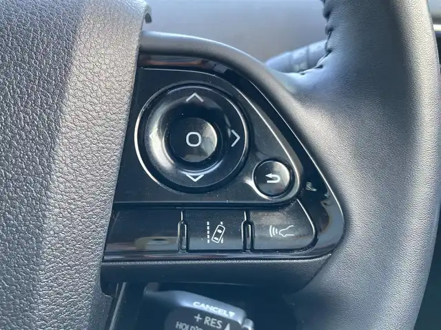 トヨタ プリウス Sツーリングセレクション 千葉県 2019(令1)年 2.7万km ホワイトパールクリスタルシャイン 純正9インチナビ/(フルセグTV/CD/DVD/BT/FM/AM)/パノラミックビューモニター/衝突被害軽減システム/車線逸脱警報/クルーズコントロール/レザーシート/横滑り防止装置/ビルトインETC/ドライブレコーダー/LEDヘッドライト/フォグランプ/オートライト/ウィンカーミラー/電動格納ミラー/純正17インチAW/シートヒーター/シートリフター/プッシュスタート/スマートキー/フロアマット/ドアバイザー/スペアキー/取扱説明書/保証書