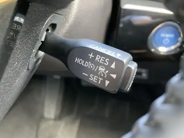 トヨタ プリウス Sツーリングセレクション 千葉県 2019(令1)年 2.7万km ホワイトパールクリスタルシャイン 純正9インチナビ/(フルセグTV/CD/DVD/BT/FM/AM)/パノラミックビューモニター/衝突被害軽減システム/車線逸脱警報/クルーズコントロール/レザーシート/横滑り防止装置/ビルトインETC/ドライブレコーダー/LEDヘッドライト/フォグランプ/オートライト/ウィンカーミラー/電動格納ミラー/純正17インチAW/シートヒーター/シートリフター/プッシュスタート/スマートキー/フロアマット/ドアバイザー/スペアキー/取扱説明書/保証書