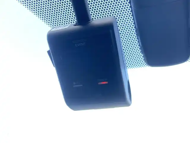 トヨタ プリウス Sツーリングセレクション 千葉県 2019(令1)年 2.7万km ホワイトパールクリスタルシャイン 純正9インチナビ/(フルセグTV/CD/DVD/BT/FM/AM)/パノラミックビューモニター/衝突被害軽減システム/車線逸脱警報/クルーズコントロール/レザーシート/横滑り防止装置/ビルトインETC/ドライブレコーダー/LEDヘッドライト/フォグランプ/オートライト/ウィンカーミラー/電動格納ミラー/純正17インチAW/シートヒーター/シートリフター/プッシュスタート/スマートキー/フロアマット/ドアバイザー/スペアキー/取扱説明書/保証書