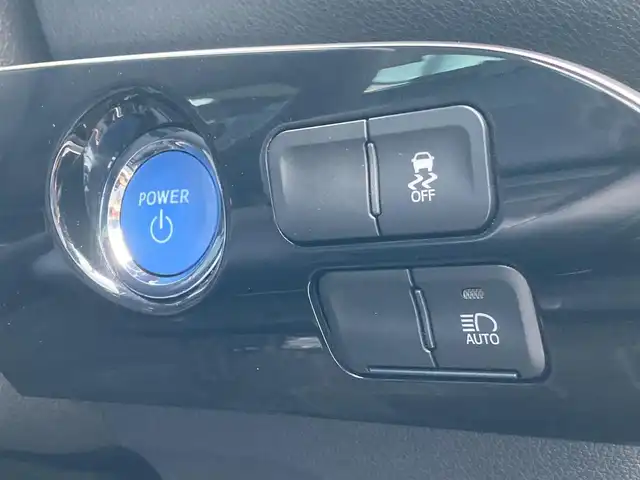 トヨタ プリウス Sツーリングセレクション 千葉県 2019(令1)年 2.7万km ホワイトパールクリスタルシャイン 純正9インチナビ/(フルセグTV/CD/DVD/BT/FM/AM)/パノラミックビューモニター/衝突被害軽減システム/車線逸脱警報/クルーズコントロール/レザーシート/横滑り防止装置/ビルトインETC/ドライブレコーダー/LEDヘッドライト/フォグランプ/オートライト/ウィンカーミラー/電動格納ミラー/純正17インチAW/シートヒーター/シートリフター/プッシュスタート/スマートキー/フロアマット/ドアバイザー/スペアキー/取扱説明書/保証書