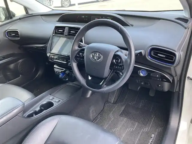 トヨタ プリウス Sツーリングセレクション 千葉県 2019(令1)年 2.7万km ホワイトパールクリスタルシャイン 純正9インチナビ/(フルセグTV/CD/DVD/BT/FM/AM)/パノラミックビューモニター/衝突被害軽減システム/車線逸脱警報/クルーズコントロール/レザーシート/横滑り防止装置/ビルトインETC/ドライブレコーダー/LEDヘッドライト/フォグランプ/オートライト/ウィンカーミラー/電動格納ミラー/純正17インチAW/シートヒーター/シートリフター/プッシュスタート/スマートキー/フロアマット/ドアバイザー/スペアキー/取扱説明書/保証書