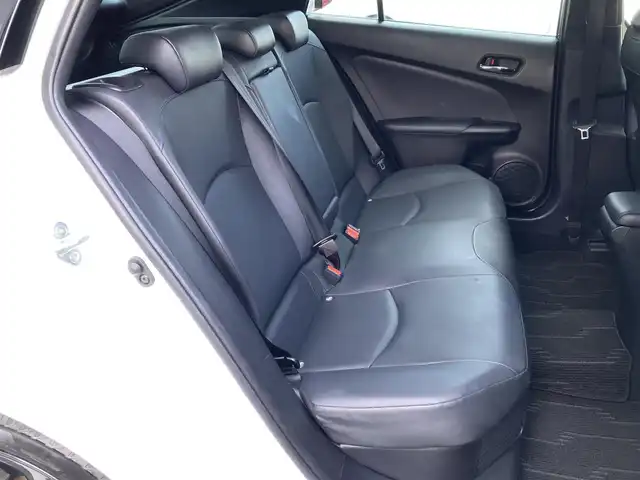 トヨタ プリウス Sツーリングセレクション 千葉県 2019(令1)年 2.7万km ホワイトパールクリスタルシャイン 純正9インチナビ/(フルセグTV/CD/DVD/BT/FM/AM)/パノラミックビューモニター/衝突被害軽減システム/車線逸脱警報/クルーズコントロール/レザーシート/横滑り防止装置/ビルトインETC/ドライブレコーダー/LEDヘッドライト/フォグランプ/オートライト/ウィンカーミラー/電動格納ミラー/純正17インチAW/シートヒーター/シートリフター/プッシュスタート/スマートキー/フロアマット/ドアバイザー/スペアキー/取扱説明書/保証書