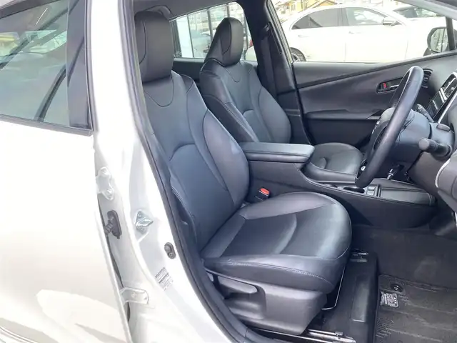 トヨタ プリウス Sツーリングセレクション 千葉県 2019(令1)年 2.7万km ホワイトパールクリスタルシャイン 純正9インチナビ/(フルセグTV/CD/DVD/BT/FM/AM)/パノラミックビューモニター/衝突被害軽減システム/車線逸脱警報/クルーズコントロール/レザーシート/横滑り防止装置/ビルトインETC/ドライブレコーダー/LEDヘッドライト/フォグランプ/オートライト/ウィンカーミラー/電動格納ミラー/純正17インチAW/シートヒーター/シートリフター/プッシュスタート/スマートキー/フロアマット/ドアバイザー/スペアキー/取扱説明書/保証書