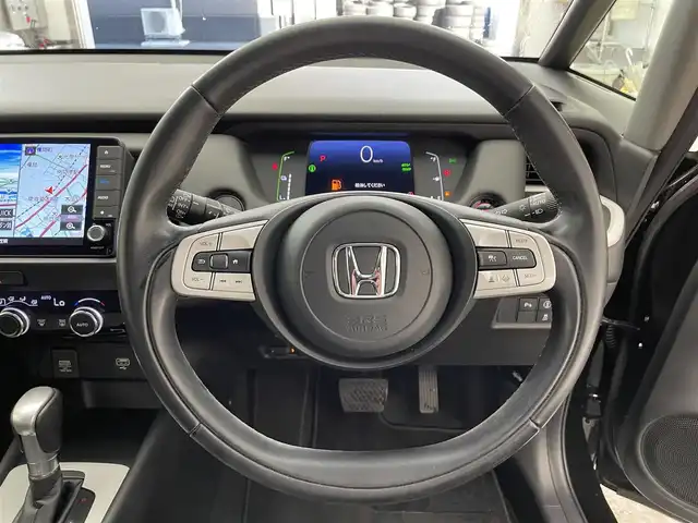 ホンダ フィット e:HEVホーム 滋賀県 2021(令3)年 3.4万km クリスタルブラックパール 禁煙車/純正ナビ/（CD/DVD/SD/Bluetooth/フルセグTV）/バックカメラ/ミラー型前後ドライブレコーダー/ビルトインETC/路外逸脱抑制機能/踏み間違い衝突軽減システム/先行車発進お知らせ/レーンキープアシストシステム/標識認識機能/革巻きステアリング/アダプティブクルーズコントロール/ステアリングリモコン/電動パーキングブレーキ/オートブレーキホールド/USB充電/ハーフレザーシート/LEDヘッドライト/オートヘッドライト/純正アルミホイール/社外フロアマット/スペアキー