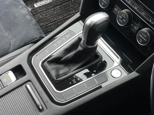 フォルクスワーゲン パサート ヴァリアント TDI エレガンス 山梨県 2019(平31)年 4.9万km ピュアホワイト 純正メモリナビ/　（CD/DVD/フルセグTV/Bluetooth）/バックカメラ/プリクラッシュ/ACC/LKA/サイドアシスト/半革/シートヒーター/D席パワーシート/LEDヘッドライト/ETC/純正17インチAw