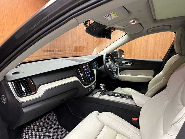 ボルボ ＸＣ６０ D4 AWD インスクリプション 千葉県 2019(令1)年 3万km ガンＭ パノラマＳＲ　/白革　/ｈａｒｍａｎｋａｒｄｏｎサウンド　/ＡＣＣ　/ナビ　/ＴＶ　/Ｂｌｕｅｔｏｏｔｈ接続　/３６０°ＨＵＤ　/シートＨ　/ベンチレーション　/電動リアゲート　/パーキングアシスト　/衝突軽減Ｂ　/ＢＳＭ