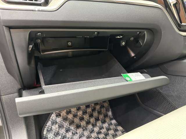 ボルボ ＸＣ６０ D4 AWD インスクリプション 千葉県 2019(令1)年 3万km ガンＭ パノラマＳＲ　/白革　/ｈａｒｍａｎｋａｒｄｏｎサウンド　/ＡＣＣ　/ナビ　/ＴＶ　/Ｂｌｕｅｔｏｏｔｈ接続　/３６０°ＨＵＤ　/シートＨ　/ベンチレーション　/電動リアゲート　/パーキングアシスト　/衝突軽減Ｂ　/ＢＳＭ