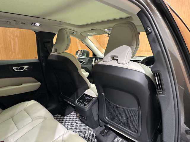 ボルボ ＸＣ６０ D4 AWD インスクリプション 千葉県 2019(令1)年 3万km ガンＭ パノラマＳＲ　/白革　/ｈａｒｍａｎｋａｒｄｏｎサウンド　/ＡＣＣ　/ナビ　/ＴＶ　/Ｂｌｕｅｔｏｏｔｈ接続　/３６０°ＨＵＤ　/シートＨ　/ベンチレーション　/電動リアゲート　/パーキングアシスト　/衝突軽減Ｂ　/ＢＳＭ