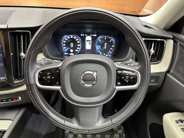 ボルボ ＸＣ６０ D4 AWD インスクリプション 千葉県 2019(令1)年 3万km ガンＭ パノラマＳＲ　/白革　/ｈａｒｍａｎｋａｒｄｏｎサウンド　/ＡＣＣ　/ナビ　/ＴＶ　/Ｂｌｕｅｔｏｏｔｈ接続　/３６０°ＨＵＤ　/シートＨ　/ベンチレーション　/電動リアゲート　/パーキングアシスト　/衝突軽減Ｂ　/ＢＳＭ