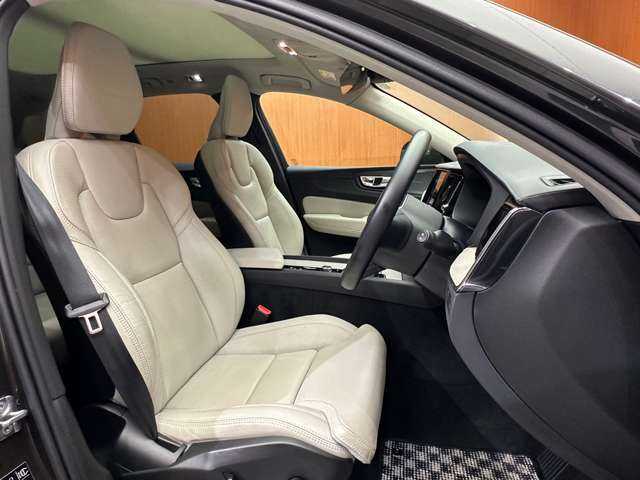 ボルボ ＸＣ６０ D4 AWD インスクリプション 千葉県 2019(令1)年 3万km ガンＭ パノラマＳＲ　/白革　/ｈａｒｍａｎｋａｒｄｏｎサウンド　/ＡＣＣ　/ナビ　/ＴＶ　/Ｂｌｕｅｔｏｏｔｈ接続　/３６０°ＨＵＤ　/シートＨ　/ベンチレーション　/電動リアゲート　/パーキングアシスト　/衝突軽減Ｂ　/ＢＳＭ